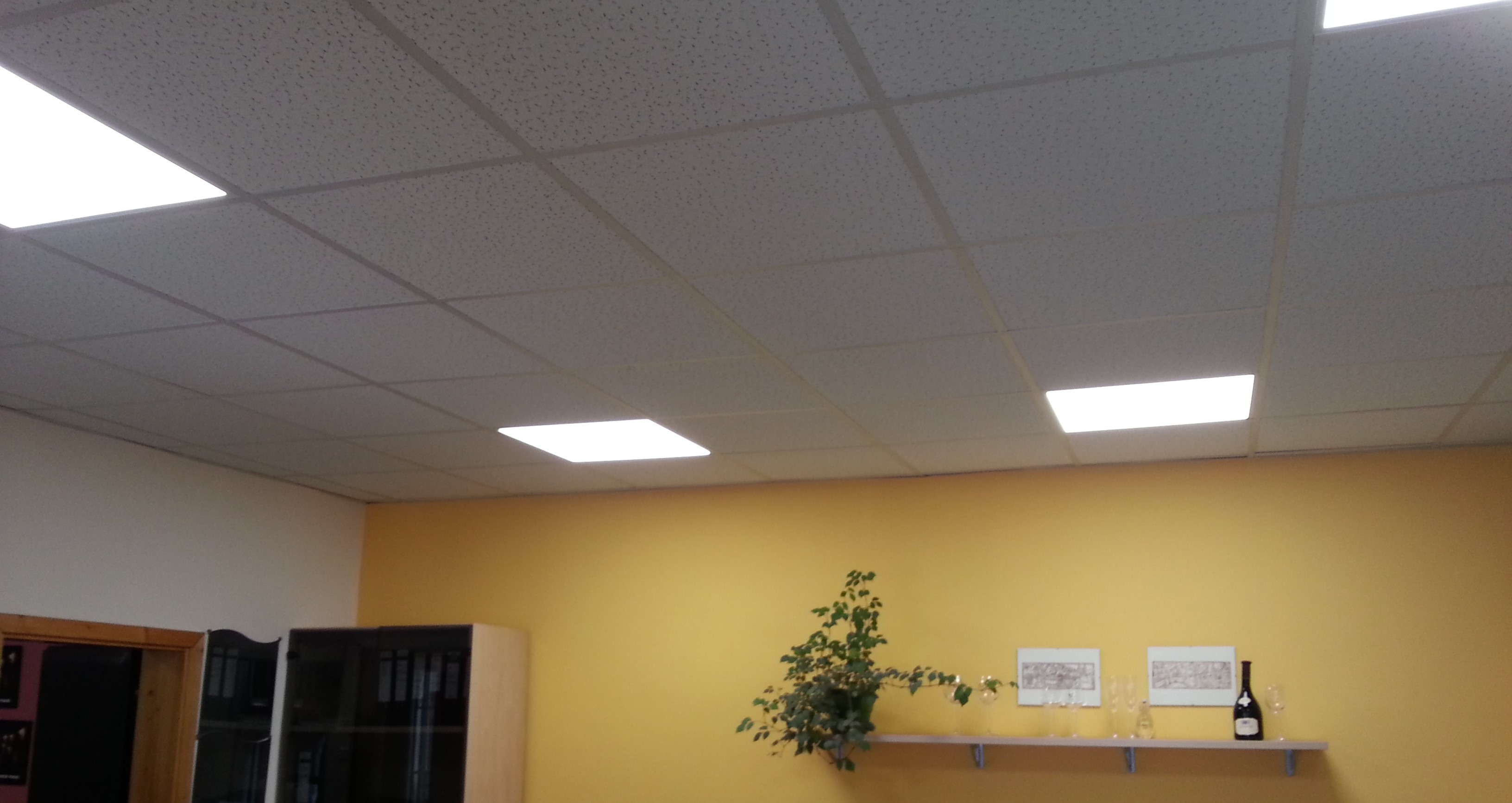 LED_osvetleni_kancelare_stropni_panel_60x60_do rasru_podhled_jak_nasadit_montaz_poradit_levne_instalacni_prace_doporuceni_reference_sklad_usporne_osvetleni